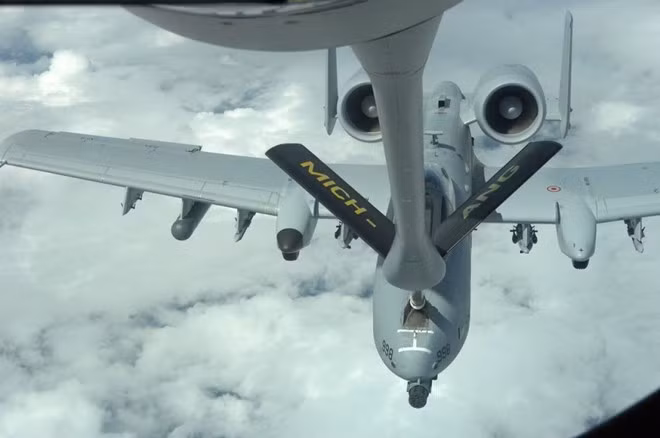 Hồi cuối năm 2014, Lầu Năm Góc đã điều động máy bay tấn công mặt đất nổi tiếng này tới Trung Đông để tham gia cuộc chiến chống Nhà nước Hồi giáo tự xưng (IS). Dù được coi là lựa chọn số 1 của Không quân Mỹ cho nhiệm vụ hỗ trợ hỏa lực cho các lực lượng mặt đất, Không quân Mỹ vẫn muốn để phi đội A-10 "nghỉ hưu" để cắt giảm chi phí theo đề xuất ngân sách năm 2015. Tuy nhiên, thay vì bán phi đội chiến đấu cơ này, Không quân Mỹ sẽ phát triển máy bay tấn công không người lái có tên UA-10 dựa trên mẫu cường kích nổi tiếng một thời, theo Flight Global.