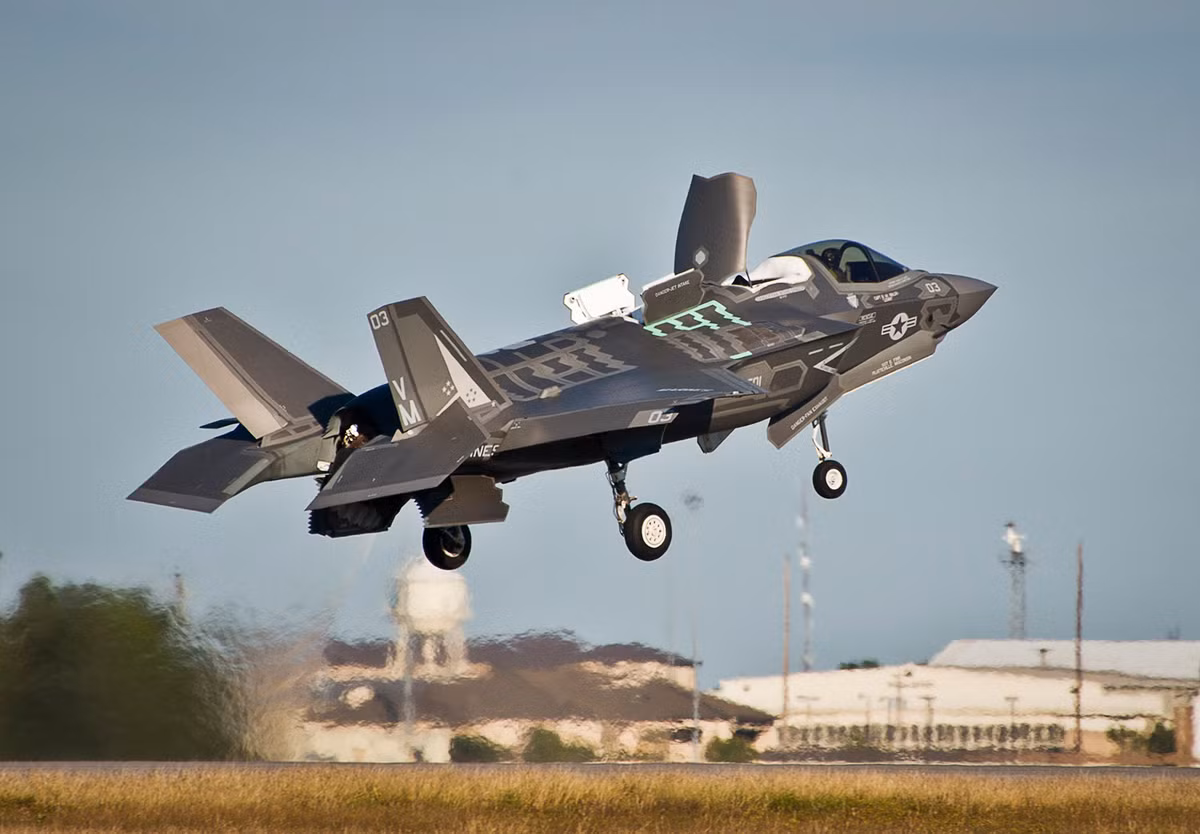 Trong khi đó từ năm 2015 đã xuất hiện các báo cáo về lỗi ở hệ thống ống dẫn nhiên liệu của F-35, thuộc về lô máy bay được sản xuất trước năm 2015. Và nguyên nhân được xác định là do một trong hai nhà thầu phụ cung cấp các ống dẫn nguyên liệu cho động cơ trên F-35 không đáp ứng được các yêu cầu kỹ thuật đề ra, thông tin về nhà thầu phụ này cho tới nay vẫn được giữ kín. Nguồn ảnh: Breaking Defense.