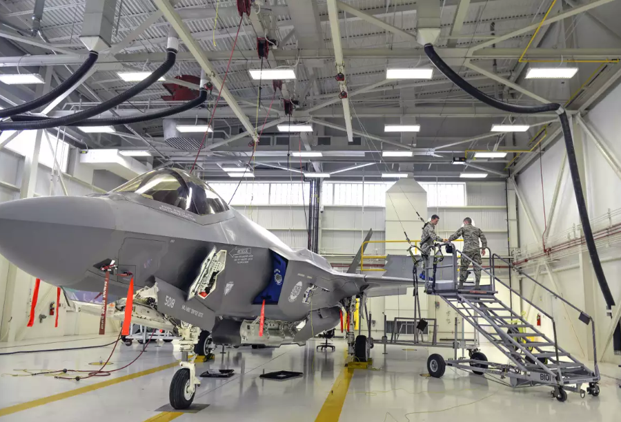 Trong tuyên bố được Lầu Năm Góc phát đi cho hay, các hoạt động bay của F-35 tại Mỹ cũng như các đối tác quốc tế của chương trình chiến đấu cơ tàng hình này sẽ tạm thời bị đình chỉ, trong khi nhà thầu chính của chương trình này là Lockheed Martin tiến hành kiểm tra lại toàn bộ hệ thống ống dẫn nhiên liệu trên mọi chiếc F-35 ở tất cả biến thể đã được xuất xưởng hoặc đang hoạt động. Nguồn ảnh: The Drive.