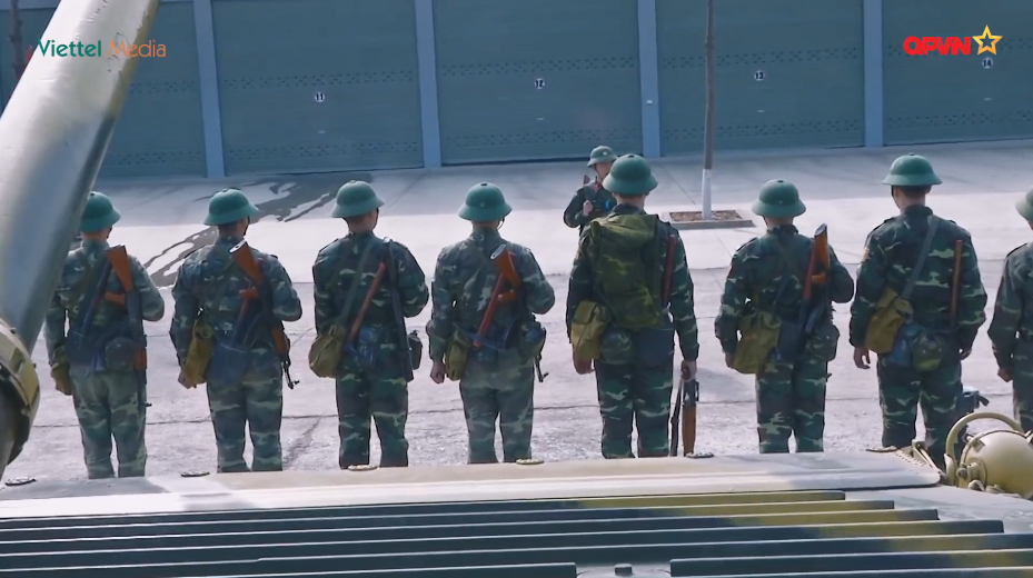 Trong bị tiêu chuẩn của tiểu đội bộ binh cơ giới Việt Nam hiện tại vẫn là súng tiểu liên AK-47 hoặc AKM tùy thuộc vào trang bị của mỗi binh sĩ, và số chiến đấu viên được trang bị dòng súng trường tấn công này là 7 chiến sĩ, trong đó có cả lái xe, pháo thủ và chỉ huy xe. Nguồn ảnh: QPVN.