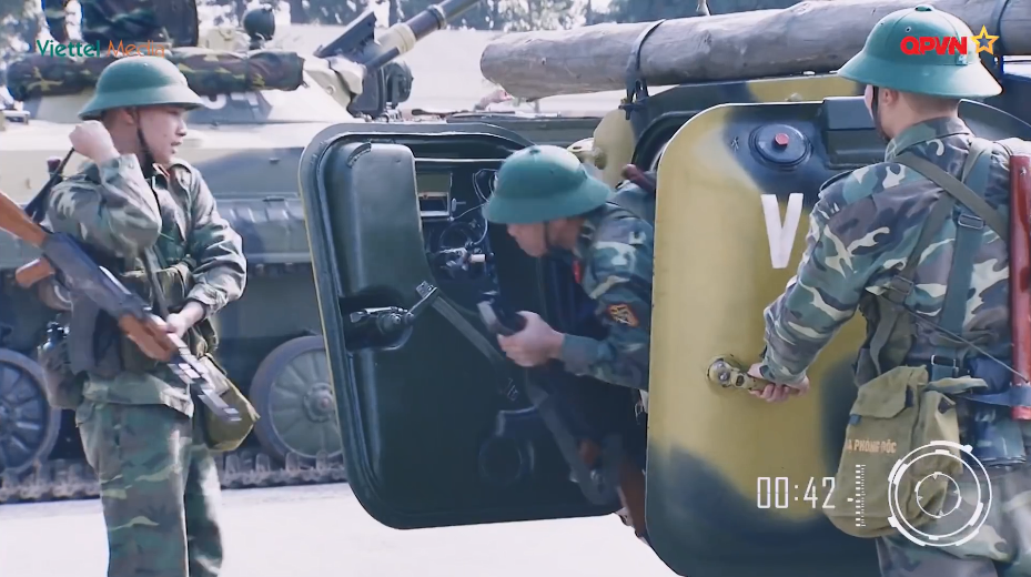 Xe được trang bị động cơ diesel đa nhiên liệu làm mát bằng nước UTD-20 công suất 300 mã lực cho khả năng "phi nước đại" 65km/h trên đường băng, bơi bằng bánh xích trên mặt nước 7-8km/h. Trong ảnh chúng ta có thể thấy cửa của BMP-1 được bố trí phía sau xe giúp bộ binh dễ dàng triển khai đội hình tác chiến cũng như tránh hỏa lực bắn thẳng của đối phương. Nguồn ảnh: QPVN.