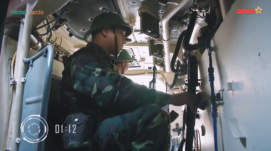 Hình ảnh bộ binh ngồi bên trong xe chiến đấu bộ binh BMP-1 với hai hàng ghế được bố trí phía sau thân xe mỗi hàng gồm bốn chiến sĩ, trong khi đó phía trước xe là vị trí của pháo thủ, lái xe và chỉ huy xe. Nguồn ảnh: QPVN.