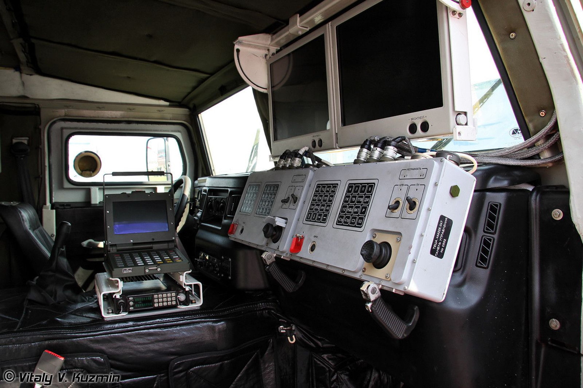 Spike NLOS còn được trang bị hệ thống dẫn đường quang - hồng ngoại với hệ thống cảm biến kép nên nó dễ dàng phát hiện mục tiêu. Hệ thống dẫn đường này cũng giúp Spike NLOS tiến công chính xác các mục tiêu cả ngày lẫn đêm trong mọi điều kiện thời tiết.