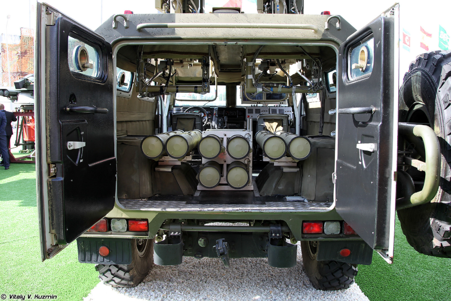 Ngoài công năng chính là diệt tăng và các phương tiện bọc thép, Spike NLOS còn được biết đến là tên lửa chống hạm cực mạnh mẽ. Tên lửa này rất hiệu quả trong nhiệm vụ tiêu diệt những tàu đổ bộ, tàu chiến cỡ nhỏ. Với nhiệm vụ có thể hoàn thành cho thấy, Spike NLOS hơn hẳn Kornet-EM ở hầu hết mọi tính năng.