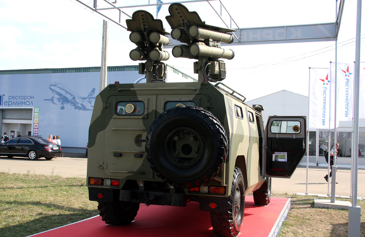 Nó có thể tiến công các mục tiêu ở vị trí bị che khuất hoàn toàn nhờ hệ thống ống phóng thẳng đứng. Các tên lửa Spike NLOS có 2 chế độ tiến công gồm tiến công trực tiếp (đối với mục tiêu trong tầm nhìn thấy) hoặc tiến công mục tiêu nhờ xác định vị trí tọa độ sau khi đã được phóng lên (đối với mục tiêu bị che khuất hoặc ở xa).