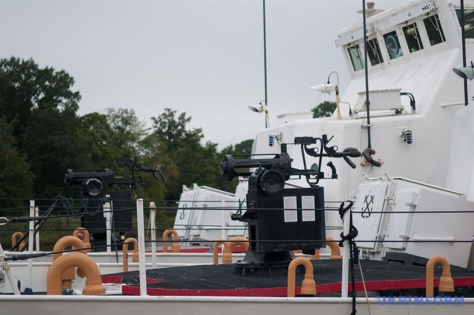 Theo chuyên gia quân sự người Nga - Vadim Kolesnichenko, các tàu tuần tra Island chỉ là “hàng phế thải” nếu so với Hải quân Ukraine trước đây, thậm chí các tàu này còn bị Mỹ loại biên từ lâu do quá cũ kỹ và lạc hậu. Trong ảnh giá đỡ pháo 25mm trên tàu Island vừa được Mỹ chuyển giao cho Ukraine, hầu hết các vũ khí trên các tàu này đều bị dở bỏ. Nguồn ảnh: 5.ua.