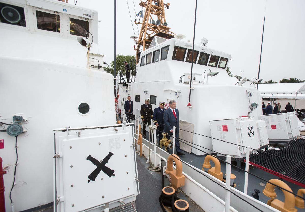 Được biết, hai tàu tuần tra lớp Island vừa được chuyển giao cho Ukraine có tên là Drummond (WPB-1323) và Cushing (WPB-1321), được Tuần duyên Mỹ đưa vào sử dụng từ năm 1985 cho tới nay, sau đó bị loại biên và được đưa vào chương trình vũ khí thặng dư. Nguồn ảnh: 5.ua.