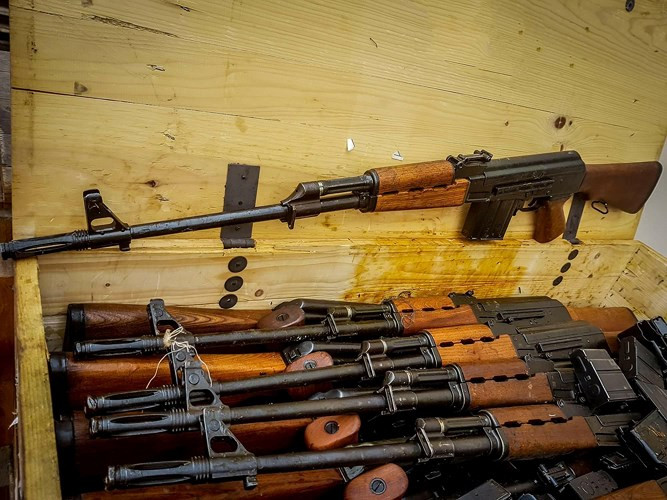 M76 có tay nắm chính riêng biệt, các rãnh giống như súng ngắn. Ảnh: magazynuzbrojenia.