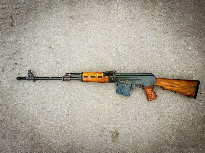 M76 có các lỗ thoát khí trên nòng súng cho phép khí nén thoát ra để tránh bị giật. Ảnh: magazynuzbrojenia.