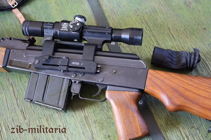 Báng súng được làm bằng vật liệu nhựa tổng hợp có thể chứa phụ kiện bên trong và giúp giảm bớt trọng lượng của súng 0,5kg. Ảnh: ZIB-Militaria.