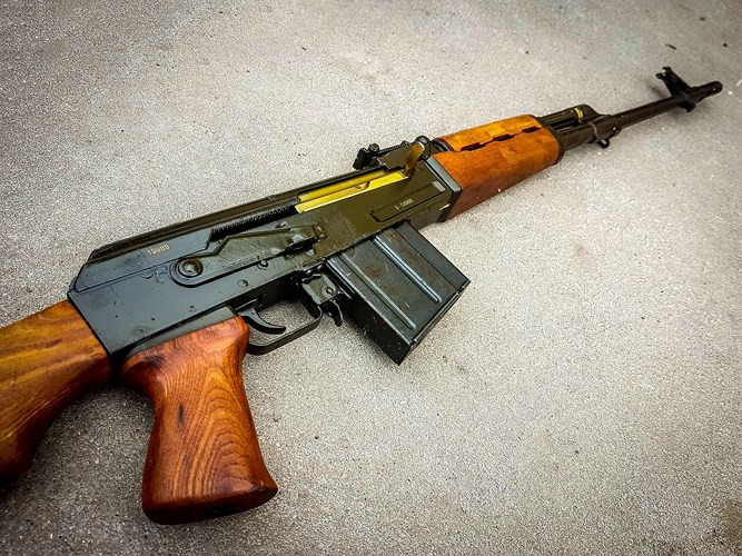 Thay vì là một bản sao của Dragunov SVD, nó giống như một AK-47 với nòng súng được kéo dài ra và nặng hơn. Ảnh: magazynuzbrojenia.