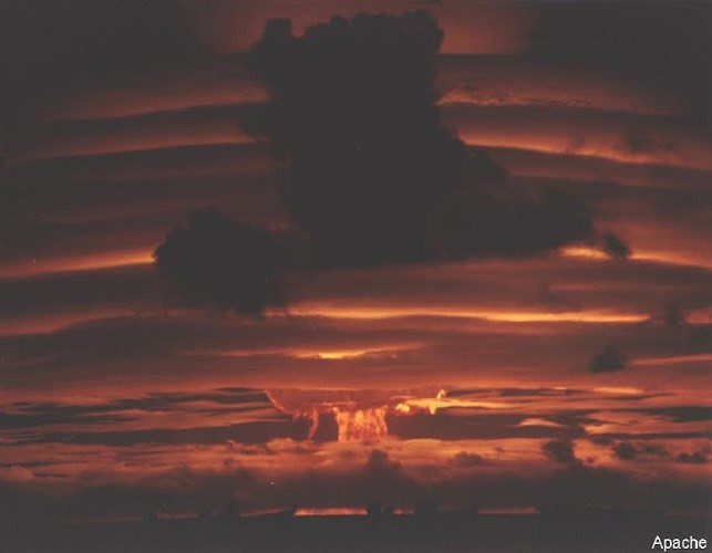 Trong ảnh là đảo san hô vòng Eniwetok ngày 8/7/1956 khi thử nghiệm vũ khí hạt nhân có sức công phá lên tới 1,9 megaton.