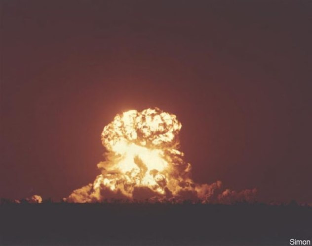 Những tầng khói dày đặc ở Bãi thử Nevada sau khi một quả bom hạt nhân có sức công phá 17 kiloton phát nổ ngày 18/8/1957.