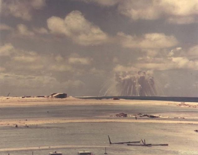 Một vũ khí hạt nhân có sức công phá 13,7 kiloton phát nổ ở đảo san hô vòng Eniwetok ngày 6/6/1956.