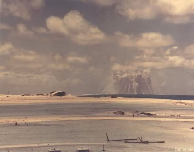 Một vũ khí hạt nhân có sức công phá 13,7 kiloton phát nổ ở đảo san hô vòng Eniwetok ngày 6/6/1956.