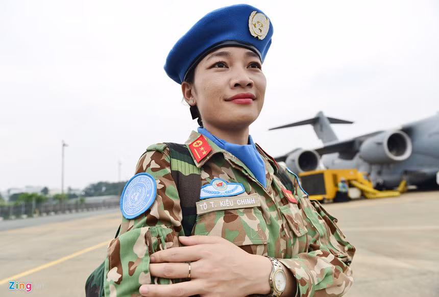 "Mình rất tự hào là quân nhân đại diện cho quân đội nhân dân Việt Nam tham gia làm nhiệm vụ quốc tế. Mong muốn góp một phần nhỏ của mình giúp người dân nước bạn, quảng bá nét văn hóa truyền thống của Việt Nam ra thế giới. Được huấn luyện rất nhiều kỹ năng như kỹ năng sinh tồn, thích ứng với những điều kiện khắc nghiệt... dù chưa lường hết được khó khăn ở nước bạn nhưng sẵn sàng làm tốt các nhiệm vụ được giao", trung úy Tô Thị Kiều Chinh, Bệnh viện 4, quân đoàn 4 háo hức chia sẻ.