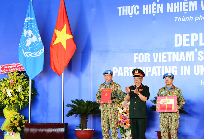 Sáng 1/10, Bộ Quốc phòng tổ chức lễ xuất quân Bệnh viện Dã chiến cấp 2 số 1 (BVDCC 2.1) lên đường thực hiện nhiệm vụ tại Phái bộ gìn giữ hòa bình Liên Hợp Quốc ở Nam Sudan. Thượng tướng Nguyễn Chí Vịnh, Thứ trưởng Bộ Quốc phòng trao quyết định của Chủ tịch nước cử tham gia hoạt động gìn giữ hòa bình tại Phái bộ Nam Sudan cho đại diện BVDCC 2.1.