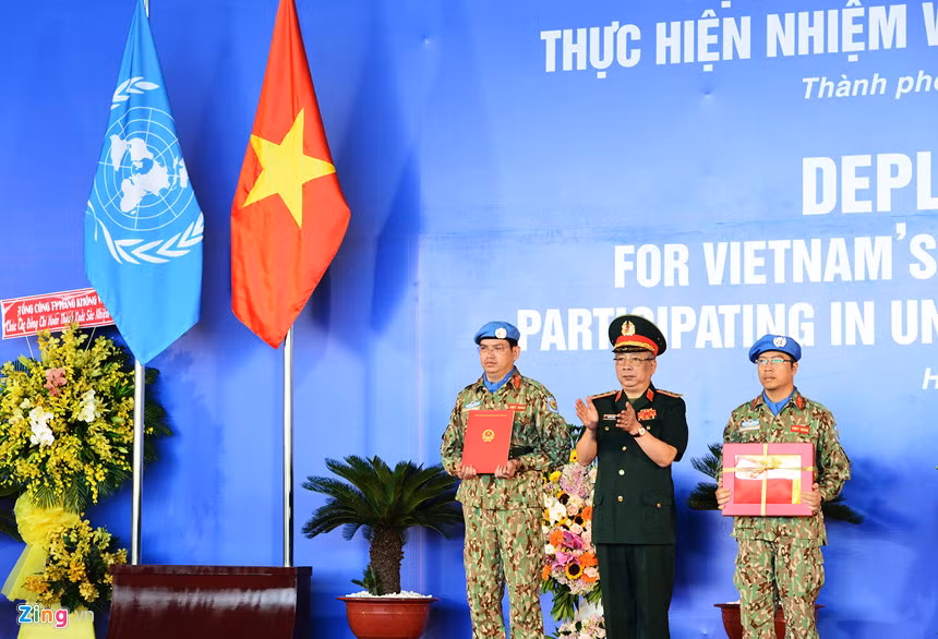 Sáng 1/10, Bộ Quốc phòng tổ chức lễ xuất quân Bệnh viện Dã chiến cấp 2 số 1 (BVDCC 2.1) lên đường thực hiện nhiệm vụ tại Phái bộ gìn giữ hòa bình Liên Hợp Quốc ở Nam Sudan. Thượng tướng Nguyễn Chí Vịnh, Thứ trưởng Bộ Quốc phòng trao quyết định của Chủ tịch nước cử tham gia hoạt động gìn giữ hòa bình tại Phái bộ Nam Sudan cho đại diện BVDCC 2.1.