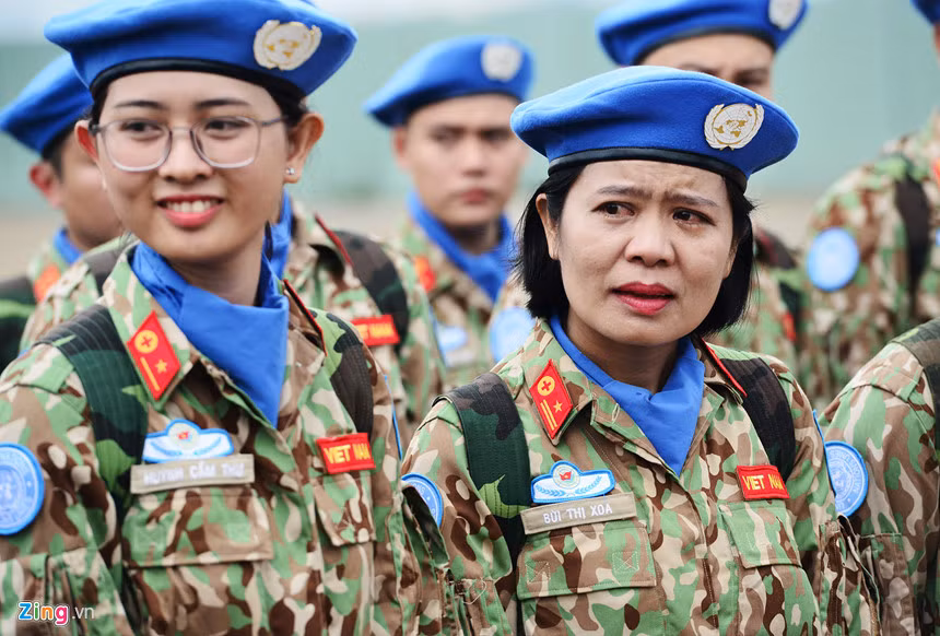 "Tôi và các đồng đội rất vinh dự và tự hào không chỉ đối với bản thân người quân nhân, gia đình mà lớn hơn hết là đối với đất nước trên trường quốc tế", thiếu tá Bùi Thị Xoa (43 tuổi, thuộc đơn vị Bệnh viện Quân y 7B) xúc động chia sẻ trước khi lên đường.