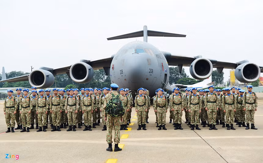 Máy bay vận tải C-17 của Không quân Úc hạ cánh xuống Sân bay quốc tế Tân Sơn Nhất chiều 30/9 là phi cơ vận chuyển hàng hóa; đưa các nhân viên gìn giữ hòa bình của Việt Nam tới Nam Sudan. Với chiều dài 53 m và sải cánh 51,75 m, C-17 có tải trọng hơn 77 tấn, có thể mang theo 102 lính dù hoặc 134 lính với ghế ngồi, hoặc chở theo 54 lính và 13 kiện hàng hóa.