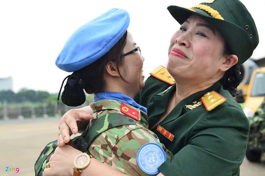 Các quân nhân được thủ trưởng cơ quan đơn vị động viên, chia tay trước giờ lên máy bay.