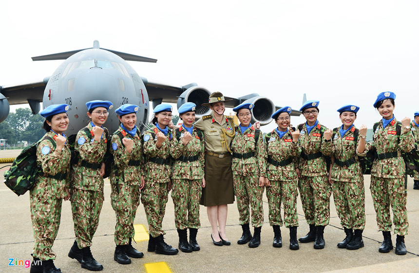 Trong 63 y, bác sĩ đầu tiên của Việt Nam tham gia lực lượng gìn giữ hòa bình Liên Hợp Quốc có 10 “bóng hồng” tuổi từ 25 đến 43, đã tạm gác vai trò người vợ, người mẹ sẵn sàng lên đường thực hiện nhiệm vụ gìn giữ hòa bình quốc tế.