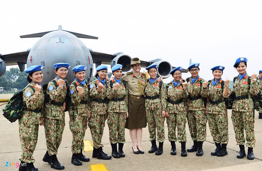 Trong 63 y, bác sĩ đầu tiên của Việt Nam tham gia lực lượng gìn giữ hòa bình Liên Hợp Quốc có 10 “bóng hồng” tuổi từ 25 đến 43, đã tạm gác vai trò người vợ, người mẹ sẵn sàng lên đường thực hiện nhiệm vụ gìn giữ hòa bình quốc tế.