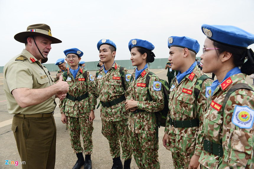 Các quân nhân được sỹ quan quân đội Úc chia sẻ kinh nghiệm làm nhiệm vụ quốc tế trước khi lên máy bay.