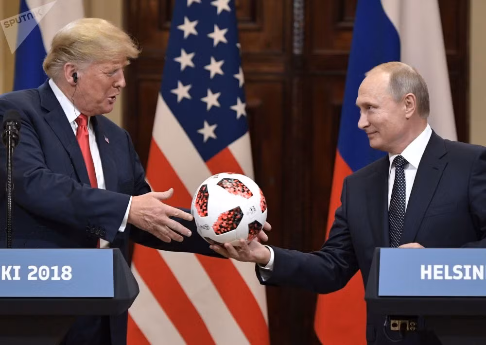 Tổng thống Hoa Kỳ Donald Trump và Tổng thống Nga Vladimir Putin trong hội nghị thượng đỉnh Nga-Mỹ tại Helsinki
