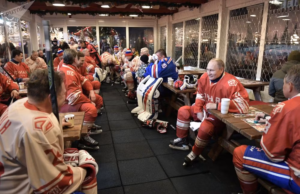 Tổng thống Nga Vladimir Putin nghỉ giải lao trong trận đấu khúc côn cầu Liên đoàn Hockey đêm