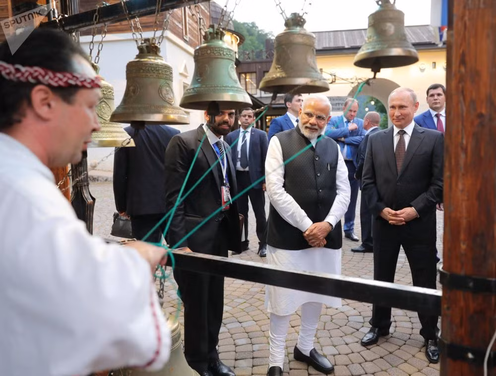 Tổng thống Vladimir Putin và Thủ tướng Ấn Độ Narendra Modi thăm trung tâm văn hóa và dân tộc học “Nước Nga của tôi”.