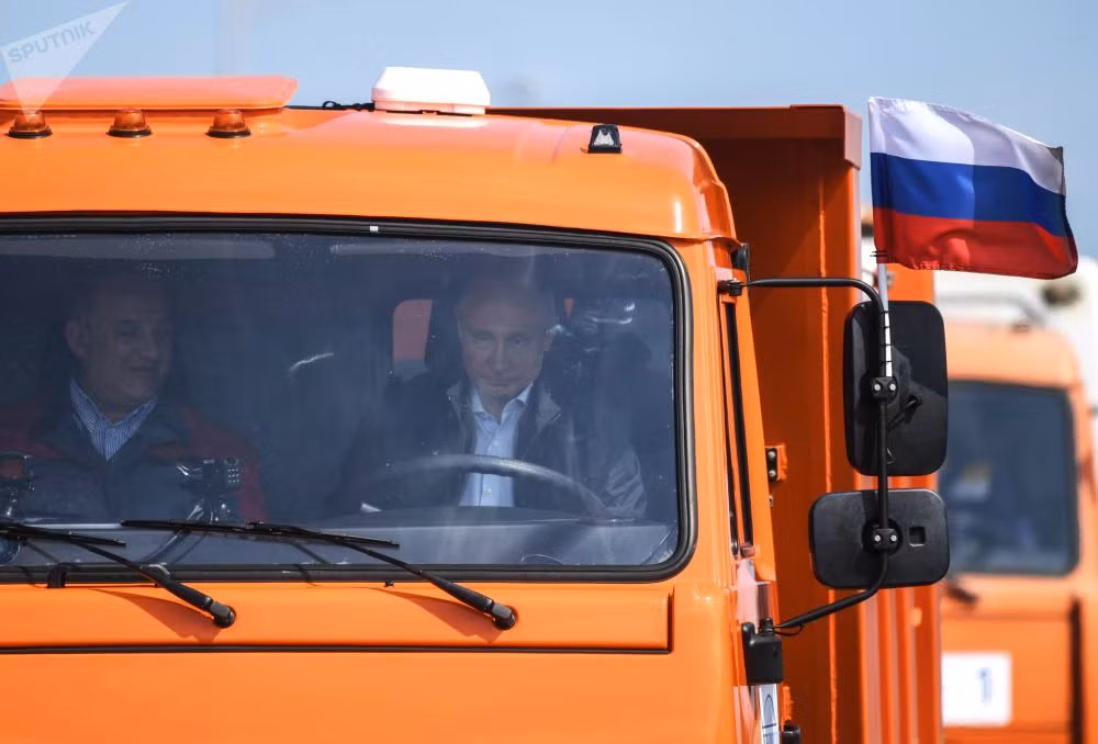 Tổng thống Putin đích thân lái xe "Kamaz" trong nghi lễ trọng thể khai thông cây cầu nối liền Crimea phần còn lại của nước Nga