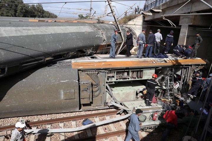 Những toa tàu nằm chồng lên nhau sau vụ tai nạn nghiêm trọng.
