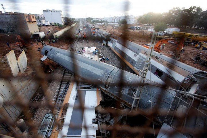 Toa tàu nằm vắt ngang đường ray.