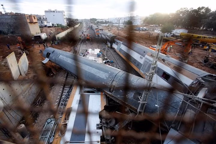 Toa tàu nằm vắt ngang đường ray.