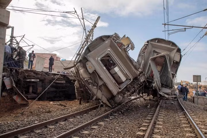 Các toa tàu bị trật bánh khỏi đường ray.