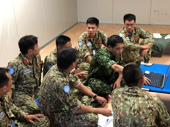 Chỉ huy Bệnh viện Dã chiến số 2 cấp 1 cùng các cán bộ, bác sĩ và trưởng bộ phận chủ chốt thảo luận công việc.