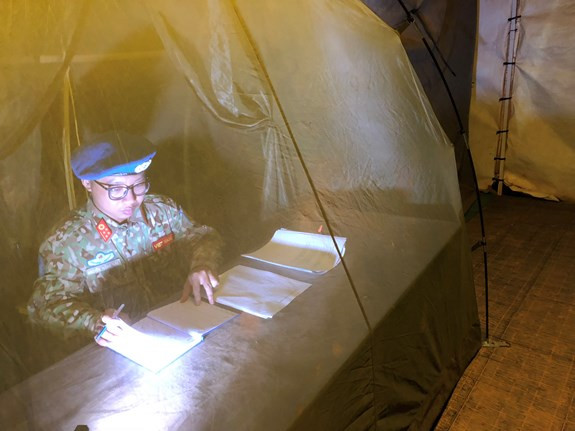 Gác đêm tại bệnh viện ở Bentiu phải ngồi trong màn để tránh muỗi đề phòng bệnh sốt rét.