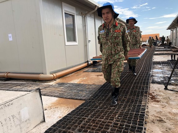 Chuyển các loại hàng hóa phục vụ hậu cần và sinh hoạt về nơi ở.