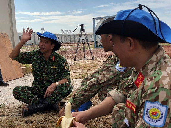 Những phút nghỉ ngơi sau nhiều giờ làm việc dưới cái nắng 40 độ C.