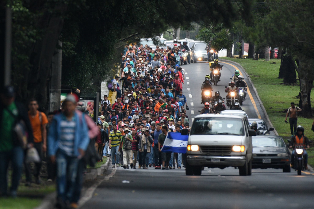 Doan xe caravan cho noi lo cua ong Trump vao nuoc My