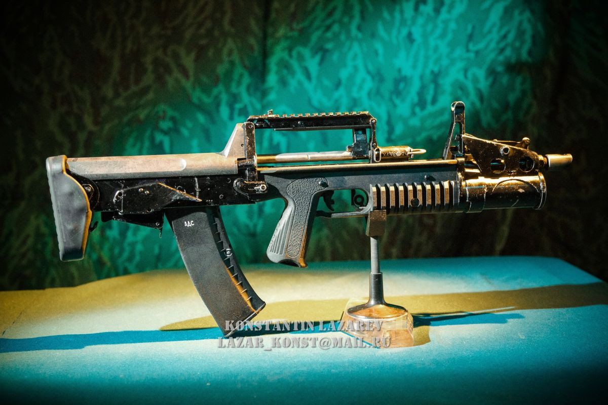 Súng trường lưỡng cư ADS được Viện thiết kế khí cụ Tula (Nga) bắt đầu nghiên cứu phát triển từ năm 2007 để trang bị riêng cho lực lượng đặc nhiệm người nhái của Nga. Do đó ngay từ trong quá trình phát triển mẫu súng này đã được thử nghiệm hạn chế trong các đơn vị đặc nhiệm hải quân Nga và dần được hoàn thiện theo thời gian. Nguồn ảnh: topwar.ru.