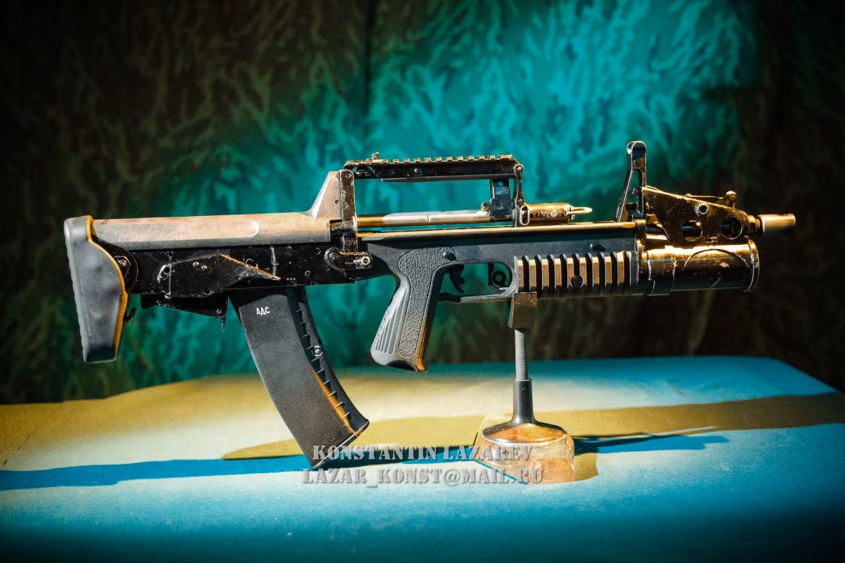 Súng trường lưỡng cư ADS được Viện thiết kế khí cụ Tula (Nga) bắt đầu nghiên cứu phát triển từ năm 2007 để trang bị riêng cho lực lượng đặc nhiệm người nhái của Nga. Do đó ngay từ trong quá trình phát triển mẫu súng này đã được thử nghiệm hạn chế trong các đơn vị đặc nhiệm hải quân Nga và dần được hoàn thiện theo thời gian. Nguồn ảnh: topwar.ru.