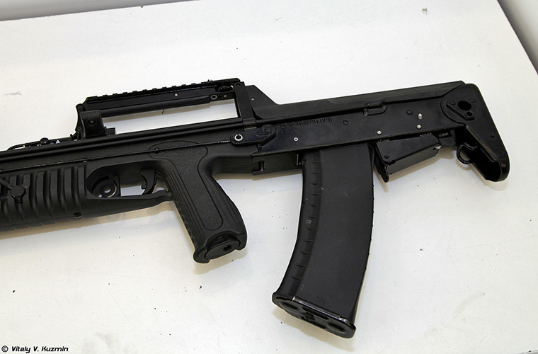 Tầm bắn hiệu quả của ADS ở dưới nước là 25m khi ở độ sâu 30m và 18m khi ở độ sâu 20m thiết kế của mẫu đạn 5,45mm PSP cũng khác so với mẫu đạn 5,45mm tiêu chuẩn của Quân đội Nga. Trong khi đó, khi bắn trên cạn ADS không khác gì một khẩu súng trường tấn công thông thường với tầm bắn hiệu quả từ 500-1.000m với tốc độ bắn tối đa có thể đạt là 700 viên/phút. Nguồn ảnh: topwar.ru.