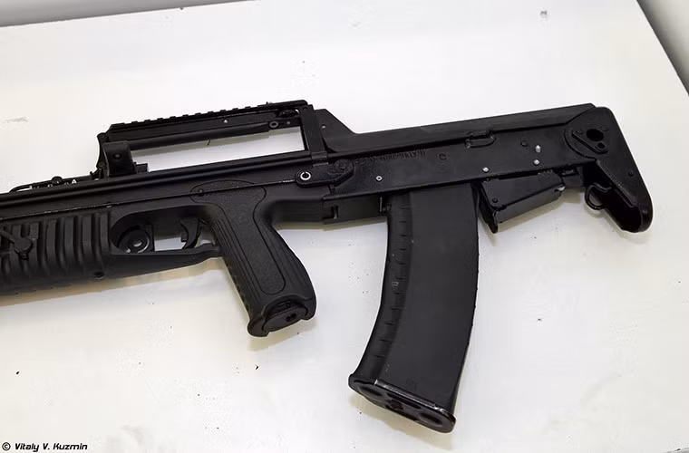 Tầm bắn hiệu quả của ADS ở dưới nước là 25m khi ở độ sâu 30m và 18m khi ở độ sâu 20m thiết kế của mẫu đạn 5,45mm PSP cũng khác so với mẫu đạn 5,45mm tiêu chuẩn của Quân đội Nga. Trong khi đó, khi bắn trên cạn ADS không khác gì một khẩu súng trường tấn công thông thường với tầm bắn hiệu quả từ 500-1.000m với tốc độ bắn tối đa có thể đạt là 700 viên/phút. Nguồn ảnh: topwar.ru.