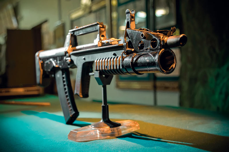 Sau khi đưa vào trang bị tron Quân đội Nga, ADS sẽ dần thay thế các mẫu súng dưới nước như SPP-1 và súng trường tấn công APS vốn đã lỗi thời, cũng như khắc phục tình trạng người nhái Nga phải mang theo hai loại vũ khí khác nhau khi tác chiến dưới nước. Trước đó ADS đã được Bộ Quốc phòng Nga đưa vào thử nghiệm từ năm 2013 và đã xuất sắc vợt qua được các bài thử nghiệm cấp nhà nước. Nguồn ảnh: topwar.ru.