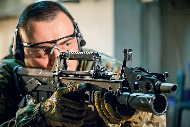 Điển hình như việc nạp đạn khí nén sẽ được điều chỉnh sang sử dùng khí hoặc áp suất nước bị nén, ngoài ra rãnh dẫn vỏ đạn của súng không nằm bên phải như các mẫu súng thông thường mà đẩy qua rãnh dẫn đạn ở phía trên thân súng ngay phía trên cụm cò với vỏ đạn được đẩy ra phía trước. Thiết kế này cũng tạo điều kiện giúp người thuận cả hai tay sử dụng ADS dễ dàng hơn một số dòng súng bullpup khác. Nguồn ảnh: topwar.ru.