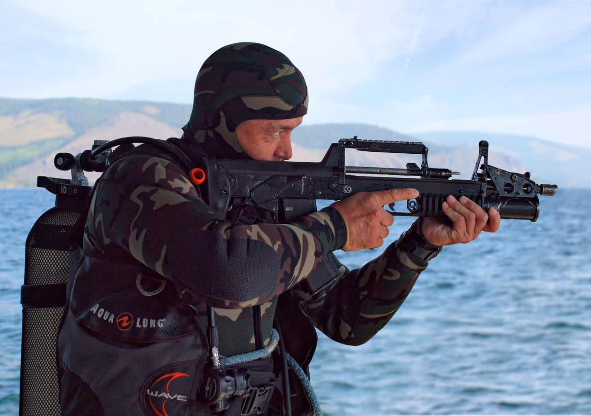 Theo Army Recognition, với khả năng hoạt động cả ở dưới nước lẫn trên cạn, mẫu súng trường tấn công ADS sẽ là mẫu vũ khí giúp lực lượng tác chiến đặc biệt của Quân đội Nga trở nên mạnh hơn bao giờ hết. Khác với các loại súng bắn dưới nước trước đây của Liên Xô, ADS cho phép người sử dụng tác chiến hiệu quả ở mọi loại môi trường mà không cần tới bất kỳ sự chuyển đổi nào. Nguồn ảnh: topwar.ru
