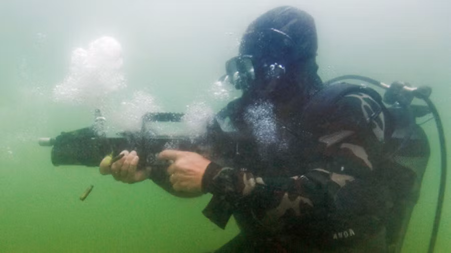 Súng trường tấn công đặc biệt ADS được đánh giá là mẫu súng có các tính năng kỹ chiến thuật tốt, nhưng cũng có một số mặt hạn chế nhất là trọng lượng của súng còn quá nặng mặc dù nó đã được làm bằng vật liệu tổng hợp siêu nhẹ, bù lại khi ở dưới nước nó lại là mẫu vũ khí tuyệt vời mà không phải quốc gia nào cũng có. Nguồn ảnh: topwar.ru.