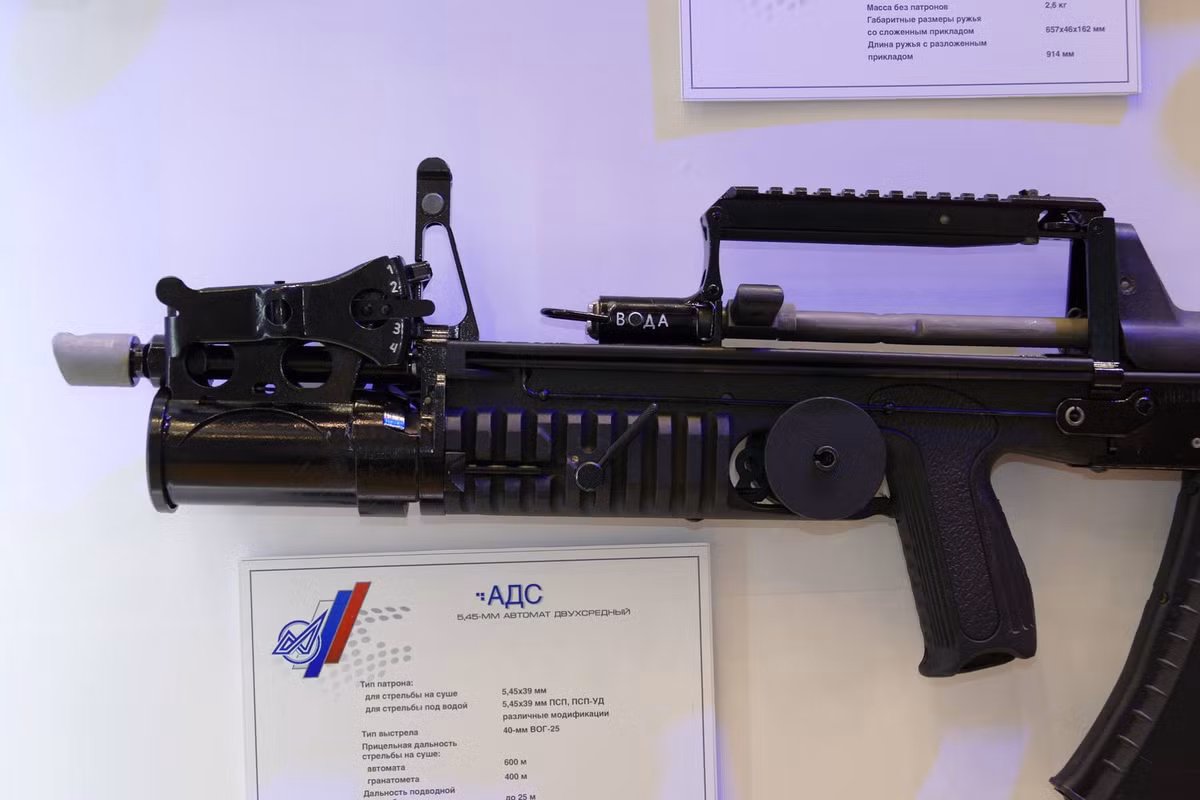 ADS có chiều dài cơ sở là 685mm ngắn hơn so với một khẩu AK-74M với chiều dài nòng là 418mm và nặng tới 4.6kg một phần do thiết kế cũng như súng phóng lựu 40mm nó phải mang theo. Hộp tiếp đạn của ADS cũng sử dụng hộp tiếp đạn tiêu chuẩn của AK-74 với 30 viên. Nguồn ảnh: topwar.ru.